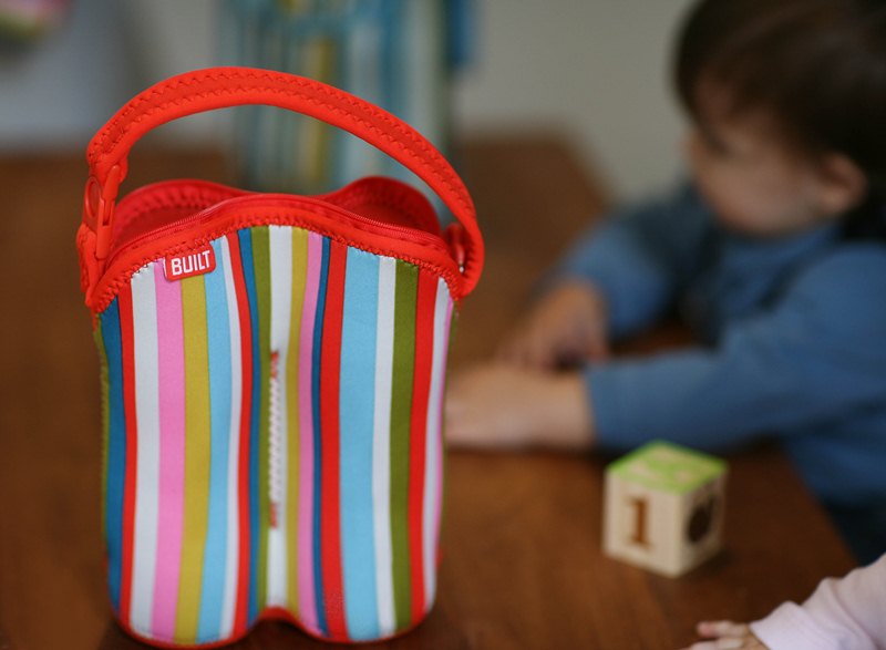 BUILT Bottle Buddy flessentas voor twee flessen met houder (Babyroze streep) (2)