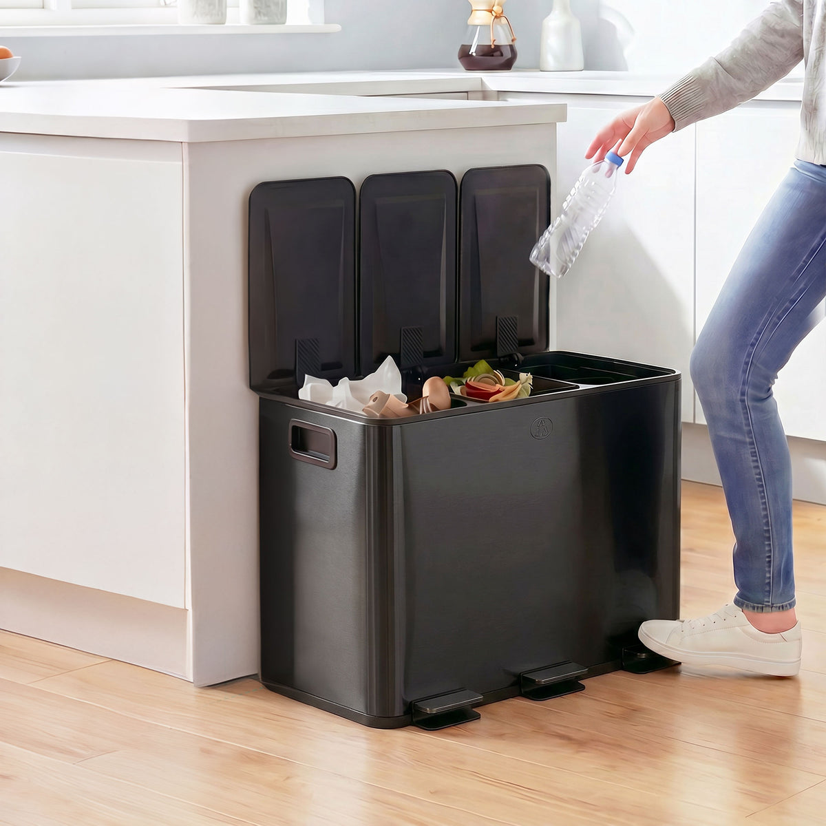 Afvalbak met 3 x 15L vakken, geurwerend deksel, vingerafdrukbestendig, soft-close, uitneembaar, zwart (2)