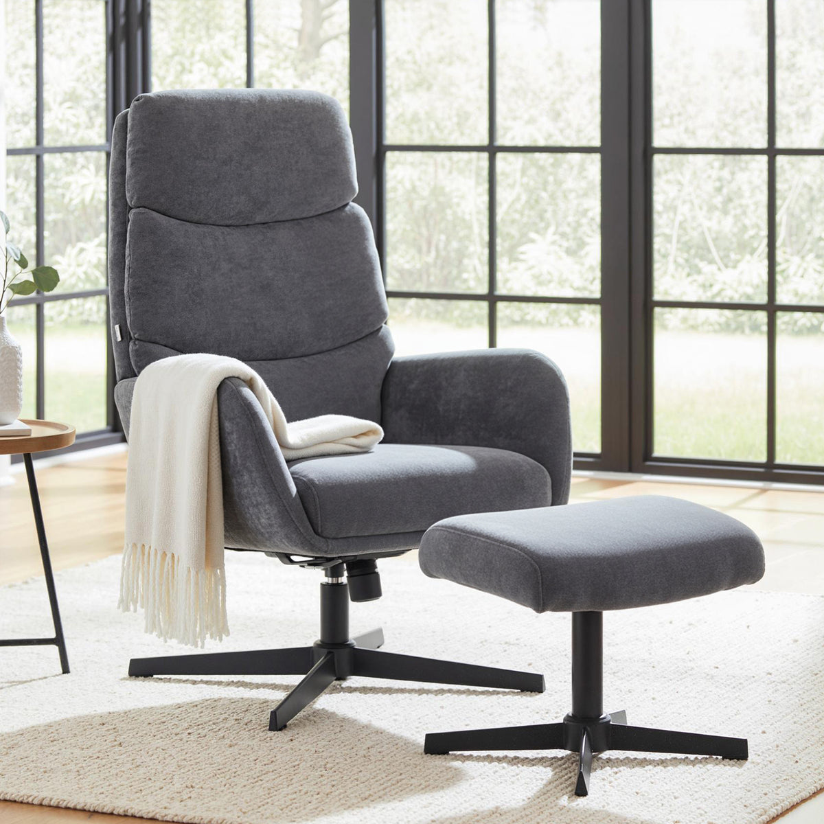 Gestoffeerde fauteuil met voetenbank, loungestoel met hoge rugleuning, metalen onderstel, voor woonkamer (2)