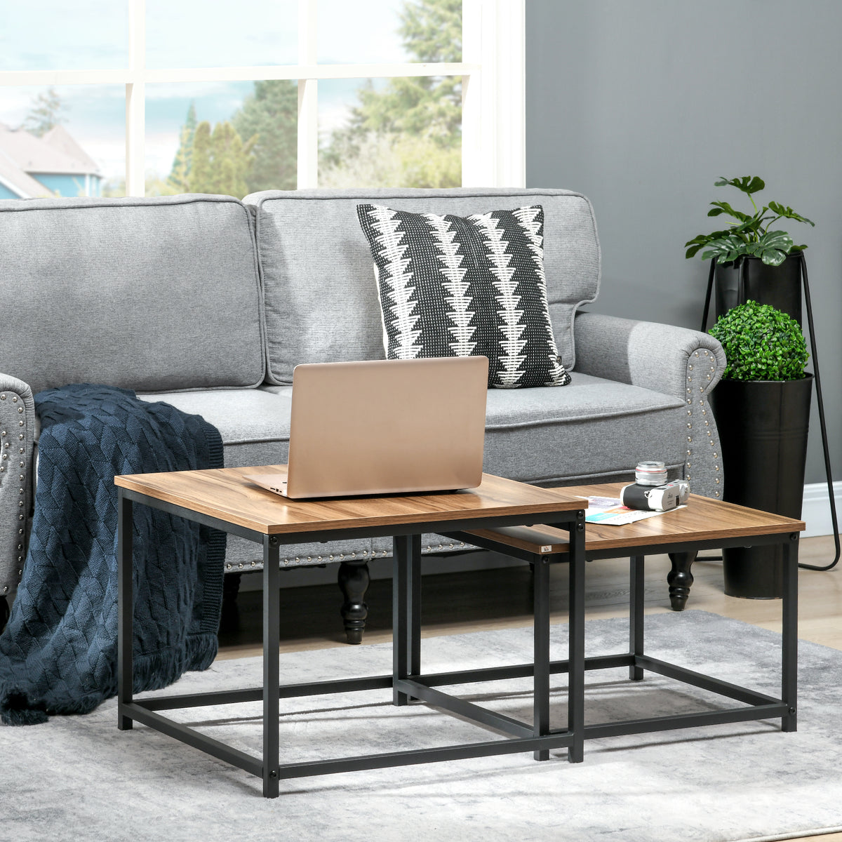 Set van 2 salontafels, industrieel design, zwart stalen frame, tafelblad met houtlook (2)