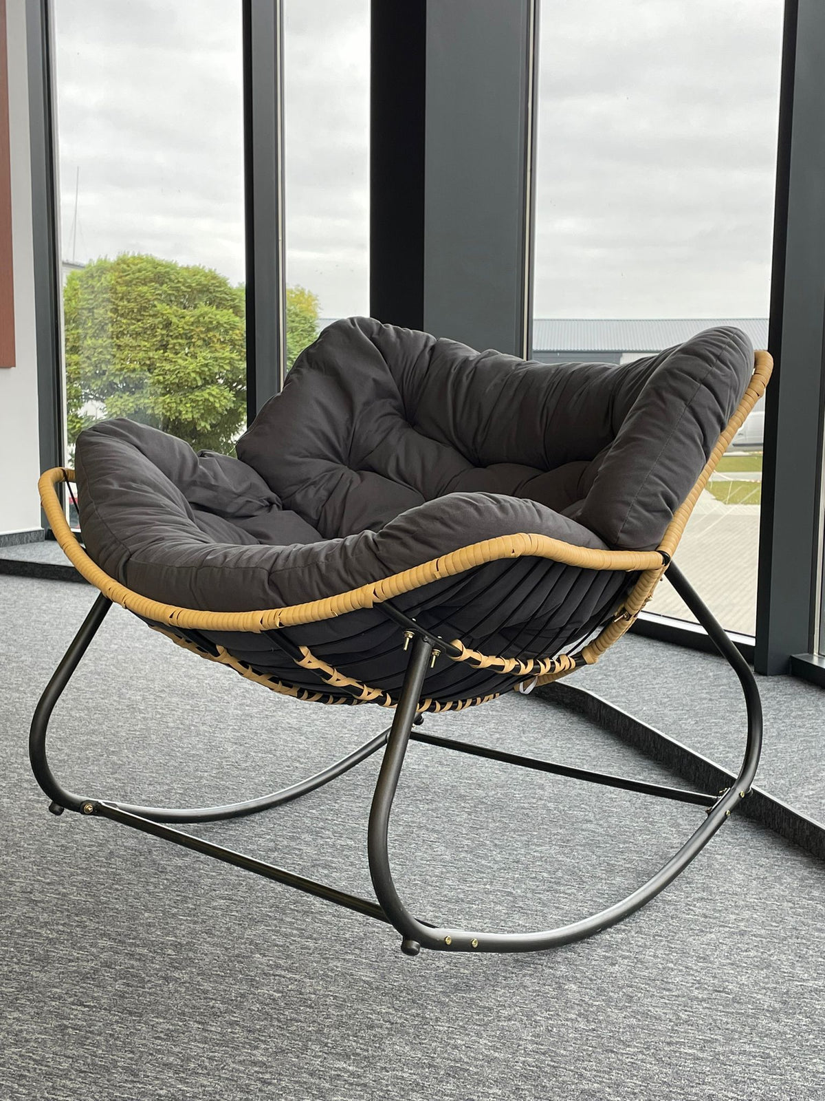 Moderner skandinavischer grauer Schaukelstuhl Cocoon – Produktabbildung 5