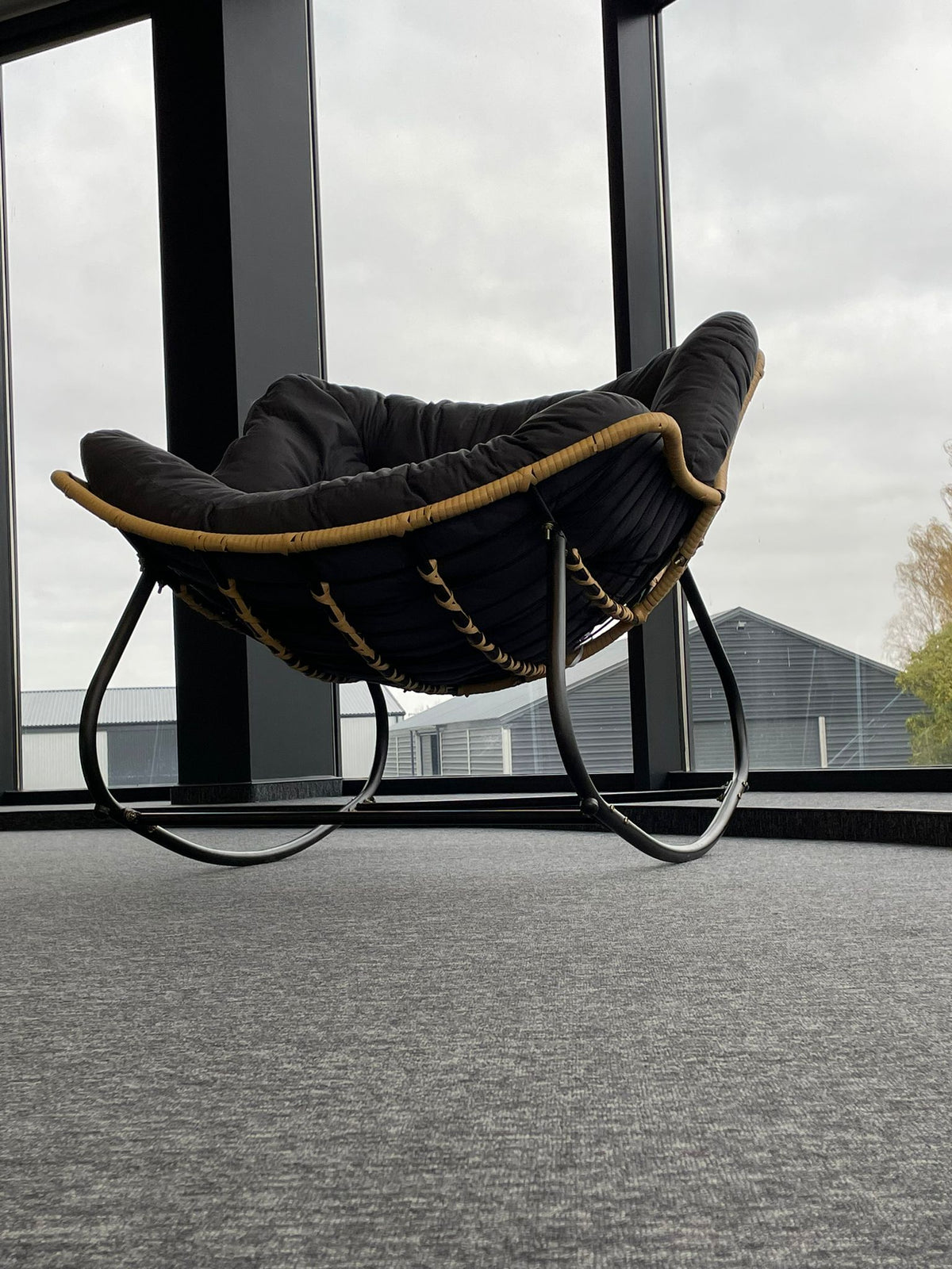 Moderner skandinavischer grauer Schaukelstuhl Cocoon – Produktabbildung 7
