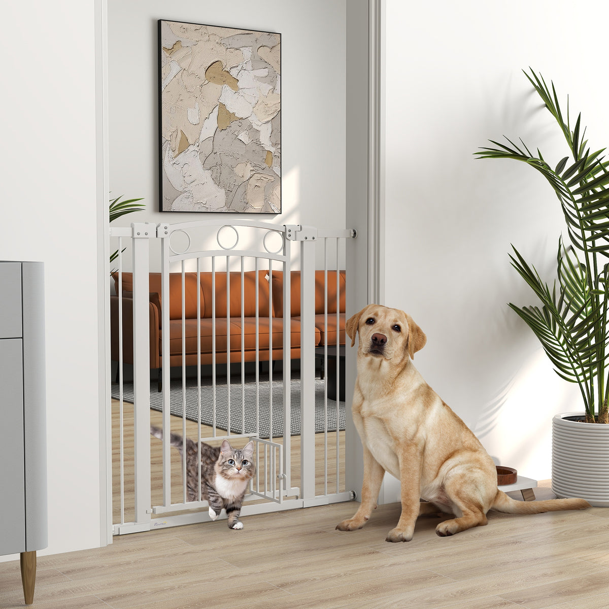 106 cm hoog huisdierhek met aanpasbare breedte, geïntegreerd kattenluik, voor trappen en deurkozijnen, wit (2)
